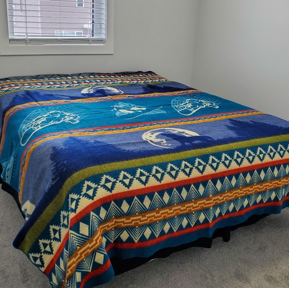 NWOT BLUE WINTER, COZY, ULTRA SOFT, BLANKET, NEW ITEM, UNIQUE GIFT - Picture 2 of 5